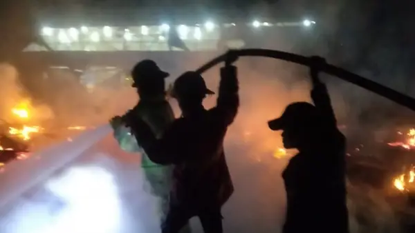 Petugas Pemadam kebakaran saat berupaya memadamkan api dalam peristiwa kebakaran kandang ayam di Cikembar Sukabumi. (Sumber: Damkar)