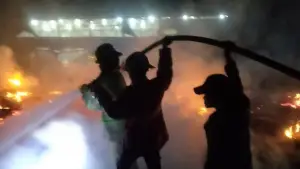 Petugas Pemadam kebakaran saat berupaya memadamkan api dalam peristiwa kebakaran kandang ayam di Cikembar Sukabumi. (Sumber: Damkar)