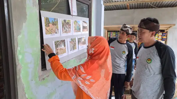 Dewan Leni saat meninjau lokasi longsor di Cisolok, Kabupaten Sukabumi. (Sumber: Dok Leni Liawati)