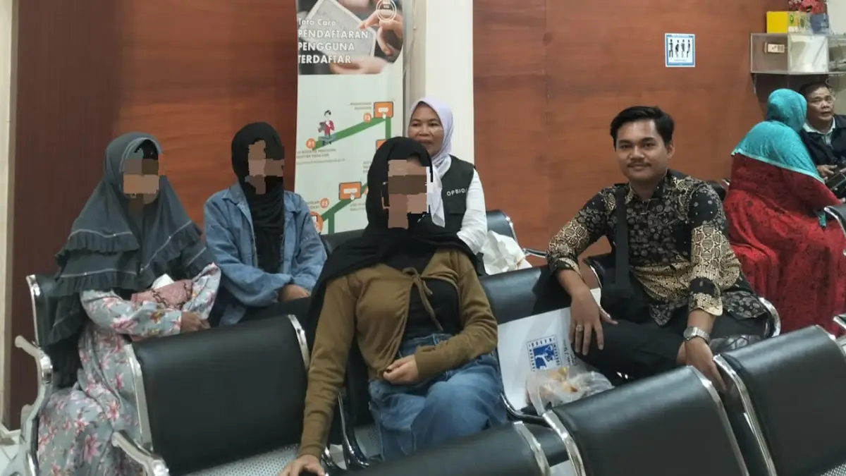 Korban didampingi keluarga dan kuasa hukum di PN Cibadak.