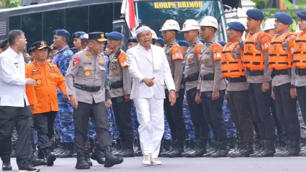 KDM saat Apel Siaga Tanggap Bencana Polda Jabar Tahun 2025, di Jalan Diponegoro, Kota Bandung, Rabu (5/11/2025). (Sumber Foto: Biro Adpim Jabar)
