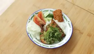 Resep Ayam Penyet Cabe Ijo, Pedasnya Menggiurkan Sampai Bikin Ketagihan! (Sumber : Youtube | Devina Hermawan)