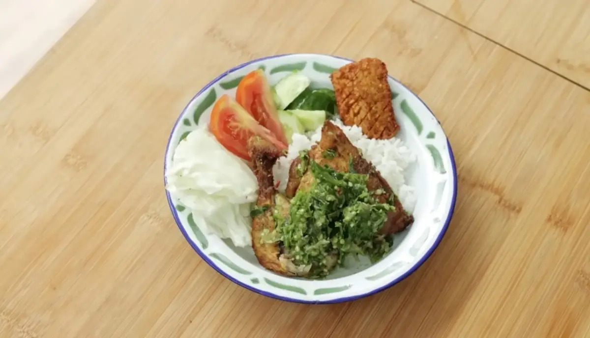 Resep Ayam Penyet Cabe Ijo, Pedasnya Menggiurkan Sampai Bikin Ketagihan!