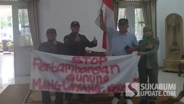 Warga saat aksi di Pendopo memprotes aktivitas tambang di Gunung Kekenceng Kabupaten Sukabumi | Foto : SU