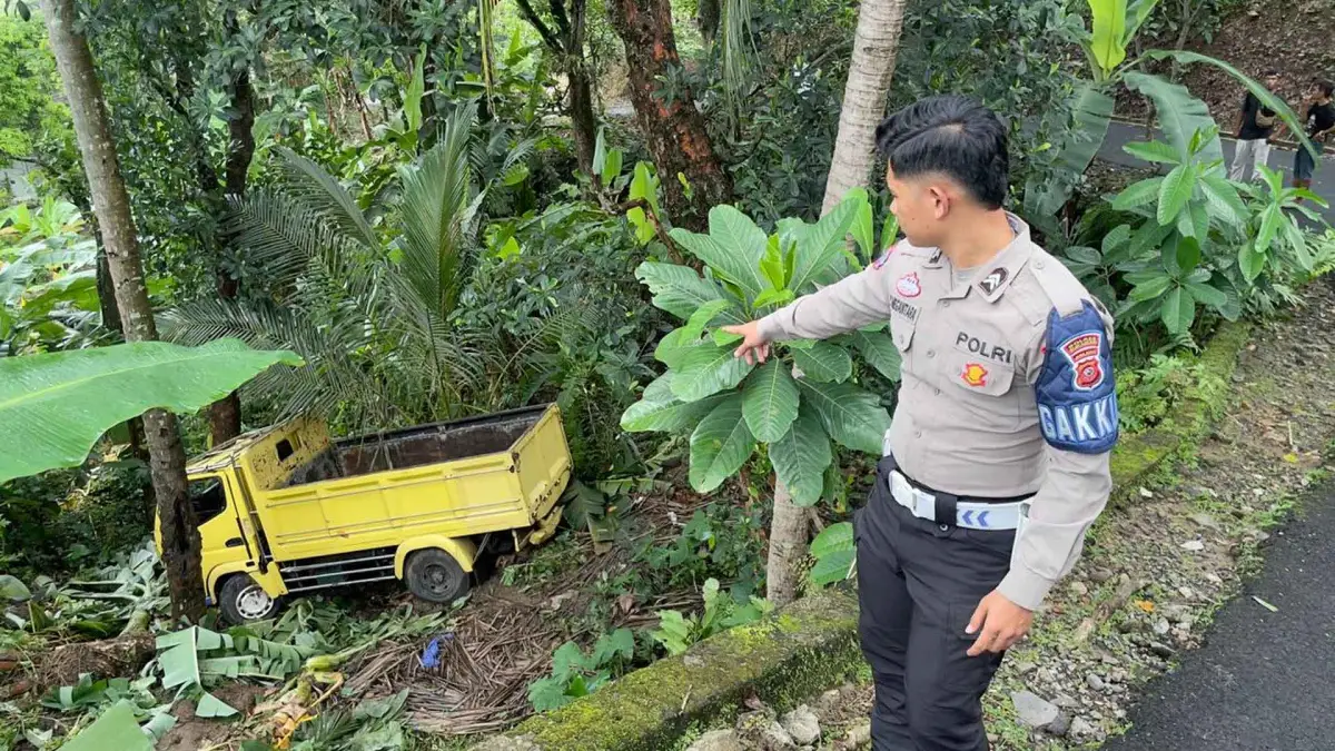 Diduga Sopir Mengantuk, Truk di Cisolok Sukabumi Tabrak Pagar Vila dan Masuk Jurang