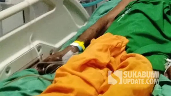 Kondisi Usoy (77), warga Surade Sukabumi, saat mendapatkan perawatan intensif di RSUD Jampangkulon setelah mengalami luka parah tertusuk bambu. (Sumber Foto: Istimewa)