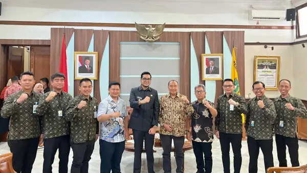 Foto bersama usai kegitan audiensi Pemerintah Kota Sukabumi dengan Ketua Dewan Pengawas BPJS Ketenagakerjaan di ruang utama Balai Kota, Rabu (6/11/2025) | Foto : Dokpim