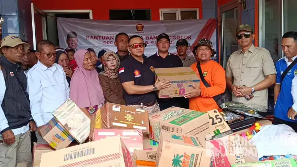 Yudha Sukmagara secara simbolis menyalurkan bantuan Fraksi Gerindra untuk korban bencana banjir bandang kepada Kades Cikahuripan Cisolok. (Sumber Foto: SU/Ilyas)