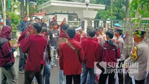 Mahasiswa dari sejumlah kampus di Sukabumi menggelar aksi unjuk rasa di depan Pendopo Kabupaten Sukabumi, menuntut penghentian aktivitas tambak udang Minajaya, Kamis (6/11/2025). (Sumber Foto: SU/Ilyas)