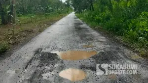 Kondisi Jalan Kabupaten ruas Mareleng–Cibenda Sukabumi yang mengalami kerusakan setelah dua bulan diperbaiki. (Sumber : SU/Ragil Gilang).