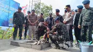 Peletakan batu pertama pembangunan tugu pelopor segi lima di Bukit Senyum Sukabumi. Jumat (7/11/2025). (Sumber: SU/Ilyas Supendi)
