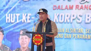 Wabup Andreas dalam kegiatan pemberianbantuan oleh Brimob Polri untuk petani Sukabumi. (Sumber: Dokpim)