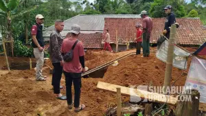 Camat Lengkong saat sidak pembangunan tower telekomunikasi di Desa Cilangkap. (Sumber Foto: SU/Ragil Gilang)