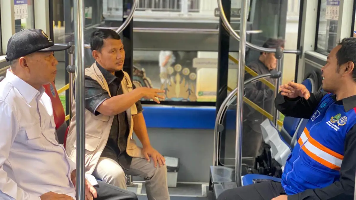 Dewan Jabar Yusuf Maulana Tinjau Layanan BRT Bandung Raya di Kota Baru Parahyangan