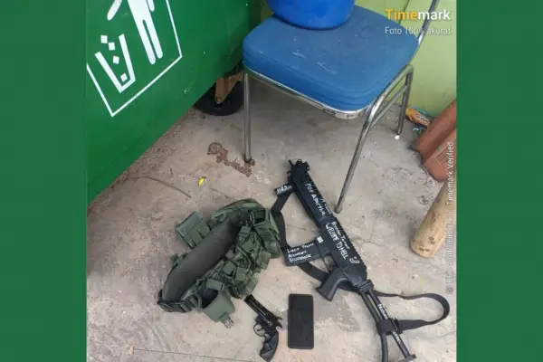 Benda mirip senjata di TKP. Frasa For Agartha, bersamaan dengan tulisan provokatif Welcome to Hell, berfungsi sebagai kode untuk membedakan motif ideologis. (Sumber: Istimewa)