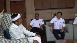 Pertemuan Gubernur Jawa Barat Dedi Mulyadi bersama Direktur Utama PT Kereta Api Indonesia (KAI) Bobby Rasyidin. (Sumber Foto: Biro Adpim Jabar)
