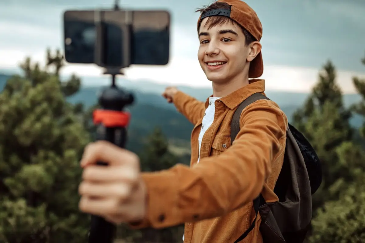 pikirkan strategi monetisasi yang potensial. Apakah niche Anda cocok untuk model afiliasi (seperti review produk teknologi), menjual produk digital (e-book atau template di niche edukasi), atau menarik brand deal berbayar?