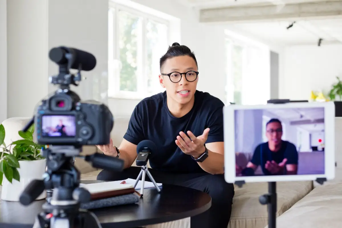 10 langkah krusial menemukan niche konten kreator paling potensial! Pelajari cara mengiris minat dan keahlian dengan permintaan pasar. Panduan detail untuk membangun kredibilitas dan monetisasi di era konten yang jenuh.