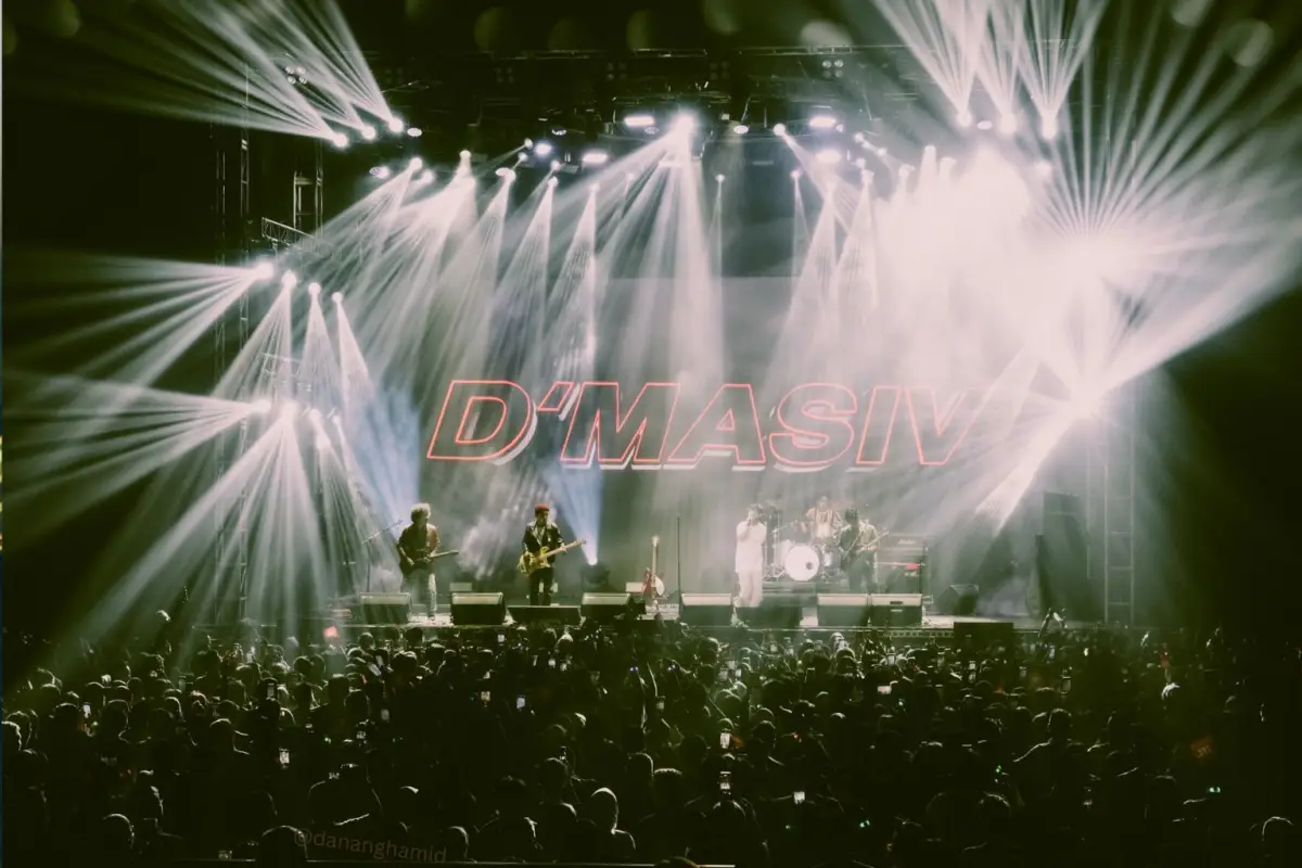 Saat memasuki industri musik profesional dan merilis album, D'Massive memilih jalur Pop Alternatif yang lebih berfokus pada tema romantis, yang kemudian melambungkan nama mereka.