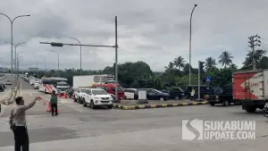 Arus lain di exit tol parungkuda sukabumi, padat dari arah Jakarta (Sumber: sukabumiupdate)