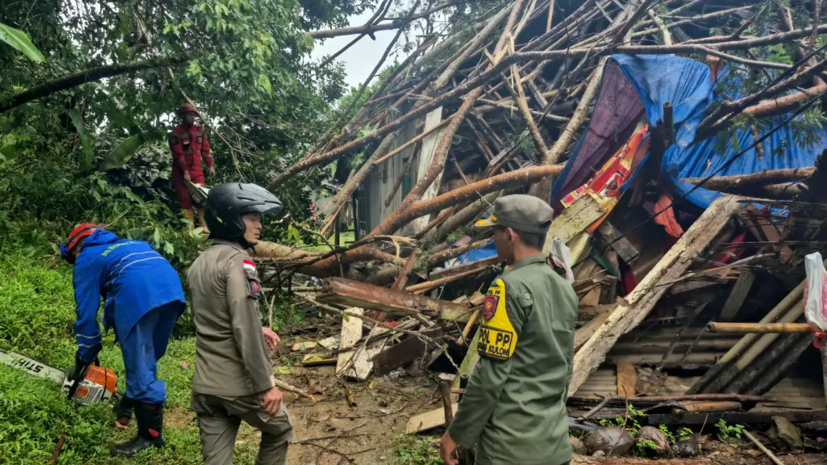 Nek Nining Ngungsi, Pohon Tumbang Timpa Rumah Warga di Jampangkulon Sukabumi