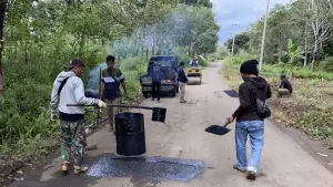 Perbaikan jalan kabupaten sukabumi ruas Cibenda (Sumber: dok uptd PU)