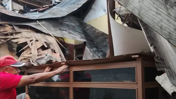 Rumah warga di gg limus pintuhek kota sukabumi ambruk (Sumber: dok warga)