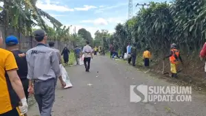 Suasana warga bersama UPTD PU Cicurug dan pemerintah Kecamatan Bojonggenteng Kabupaten Sukabumi bahu membahu membersihkan jalan ruas Sundawenang-Bojonggenteng. (Sumber : Istimewa)