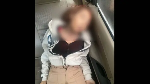 Foto kondisi perempuan tanpa identitas yang ditemukan meninggal dunia di dalam mobil travel di Cikidang Sukabumi. | Foto: FB Ari Trevel