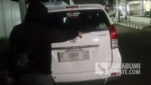 Mobil travel Toyota Avanza bernomor polisi F 1869 SZ yang ditumpangi Risnawati saat meninggal dunia dalam perjalanan dari Jakarta menuju Sukabumi, Sabtu (8/11/2025). (Sumber Foto: Istimewa)