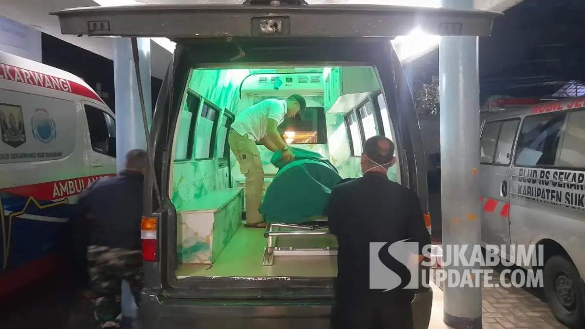 Petugas RSUD Sekarwangi mengevakuasi jenazah Risnawati, perempuan yang meninggal dalam perjalanan menggunakan mobil travel dari Jakarta menuju Sukabumi, Sabtu (8/11/2025).