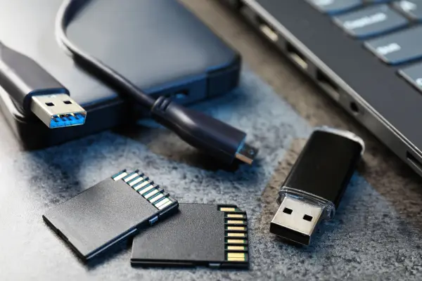 Keunggulan SSD yang paling kentara adalah kecepatan akses dan transfer data yang superior. SSD memiliki waktu boot sistem operasi yang sangat singkat (Foto: Canva)