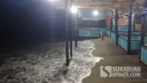 Banjir rob merendam warung-warung di Pantai Citepus, Kabupaten Sukabumi | Foto : Ilyas Supendi