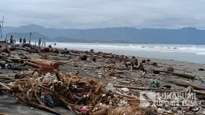 Penampakan sampah menumpuk di Pantai Muara Citepus, Kecamatan Palabuhanratu, Kabupaten Sukabumi, pada Minggu (9/11/2025) | Foto SU/Ilyas Supendi
