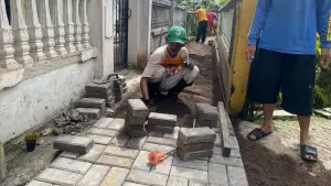 Pemasangan paving block di Kampung Cikeong, Jayamekar, Baros, Kota Sukkabumi. Minggu (9/11/2025). (Sumber: SU/Asep Awaludin)