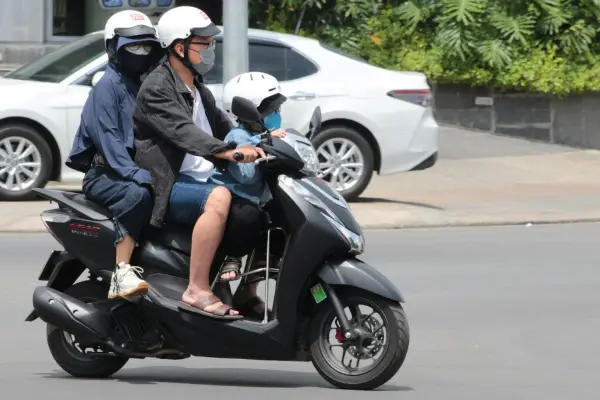 Motor modern, khususnya matic, dilengkapi dengan Sistem Pengamanan (Safety Switches), seperti saklar rem (brake switch) dan saklar standar samping (side stand switch). (Foto: Canva)