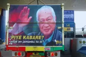 Frasa viral "Piye Kabare, Enak Zamanku, Toh?". Frasa ini, yang sering ditemukan di media sosial atau kendaraan, adalah refleksi dari nostalgia sosial di sebagian masyarakat. (Sumber Foto: Pinterpolitik.com)