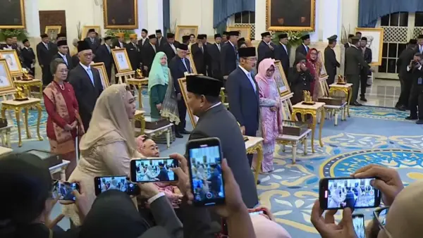 Prosesi penganugerahan Pahlawan Nasional 2025 kepada 10 tokoh termasuk Soeharto dan Gus Dur. (Sumber Foto: Youtube Sekretariat Presiden)