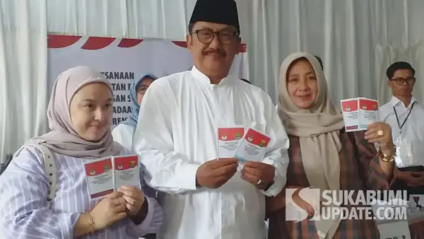 Bupati Sukabumi Asep Japar dan keluarga saat melakukan pencobolosan Pilkada 2024 | Foto : Dok. SukabumiUpdate