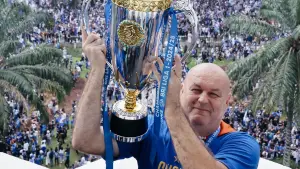 Bojan Hodak tengah melakukan selebrasi mengangkat piala BRI Super League 2024/2025 di Gedung Sate, Bandung. (Sumber: Instagram/@persib)