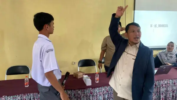 Anggota Komisi IV DPRD Provinsi Jawa Barat dari Fraksi PKS Yusuf Maulana menggelar kegiatan pendidikan politik di SMK PGRI Cisaat, Kabupaten Sukabumi, Senin (10/11/2025). | Foto: Istimewa