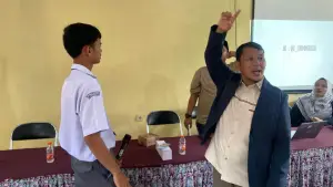 Anggota Komisi IV DPRD Provinsi Jawa Barat dari Fraksi PKS Yusuf Maulana menggelar kegiatan pendidikan politik di SMK PGRI Cisaat, Kabupaten Sukabumi, Senin (10/11/2025). | Foto: Istimewa
