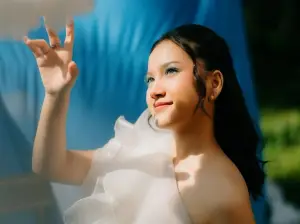 Rara Sudirman dalam single terbarunya yang berjudul Apa Salahnya, lagu tentang keberanian menjadi diri sendiri (Sumber : Instagram/@rarasudirman)