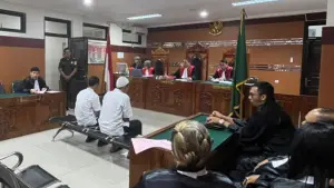 Sidang tuntutan kasus penyiraman air keras kepada ibu rumah tangga dan anaknya di Pengadilan Negeri Sukabumi (Sumber: sukabumiupdate)