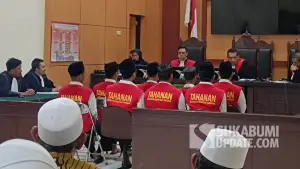 Delapan terdakwa kasus perusakan rumah retret di Cidahu Sukabumi saat mendengarkan pembacaan putusan vonis lima bulan penjara oleh Majelis Hakim Pengadilan Negeri Cibadak, Senin (10/11/2025). (Sumber Foto: SU/Ilyas)