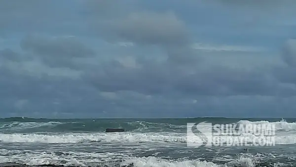 Bongkahan Mesin Kapal Minajaya Jadi Penanda Sejarah di Pantai Minajaya Sukabumi. (Sumber : SU/Ragil Gilang).