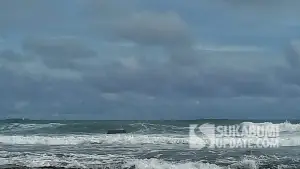 Bongkahan Mesin Kapal Minajaya Jadi Penanda Sejarah di Pantai Minajaya Sukabumi. (Sumber : SU/Ragil Gilang).