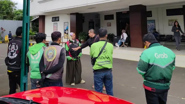 Komunitas Ojol Sukabumi kawasan sidang kasus penyiraman air keras yang menyeret driver online sebagai tersangka (Sumber : sukabumiupdate)