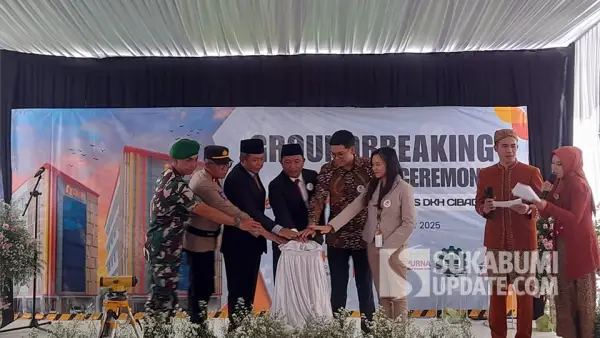 Wabup Sukabumi Andreas ikut melakukan peletakan batu pertama Gedung Karlinah RS DKH Cibadak, Kelurahan/Kecamatan Cibadak, pada Senin (10/11/2025). (Sumber : SU/Ibnu Sanubari).