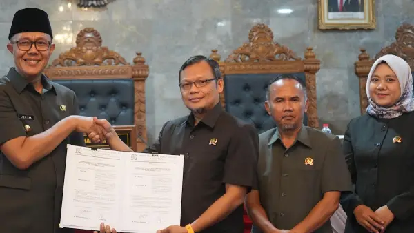 Wali Kota bersama pimpinan DPRD Kota Sukabumi di paripurna raperda APBD 2026 (Sumber: dokpim kota sukabumi)